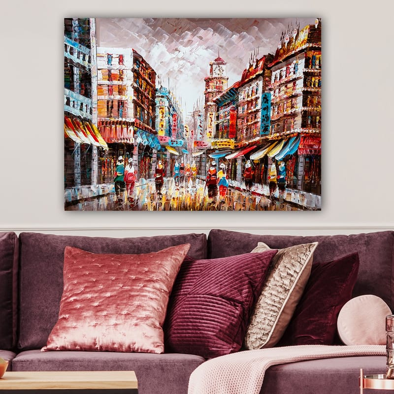 Canvastavla 70x100 cm - Livlig stadsbild med färgglada byggnader och människor som promenerar på en regnig gata - Röd / Blå / Gul - Inredning & dekor - Tavlor & konst - Canvastavla