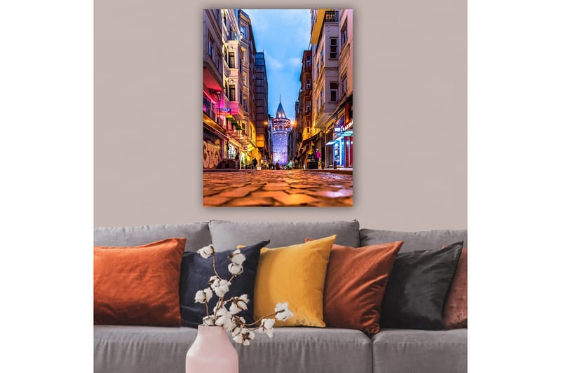Canvastavla 70x100 cm - Livlig stadsbild med Galata-tornet som huvudfokus i en smal gata - Blå / Orange / Lila - Inredning & dekor - Tavlor & konst - Canvastavla