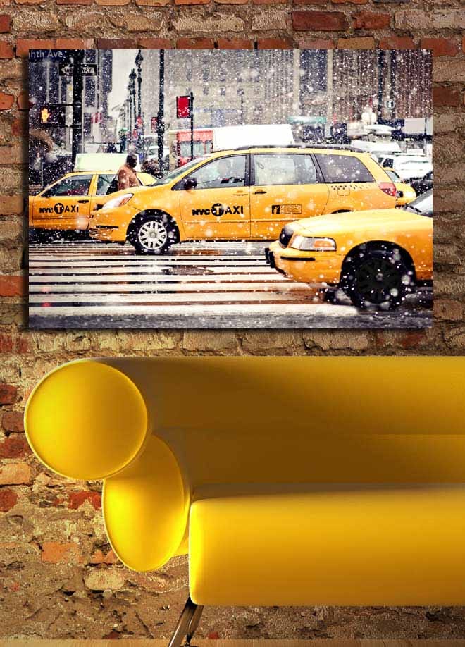Canvastavla 70x100 cm - Livlig stadsbild med gula taxibilar som kör genom snöfall i New York City - Gul / Svart - Inredning & dekor - Tavlor & konst - Canvastavla