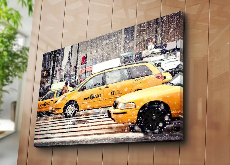 Canvastavla 70x100 cm - Livlig stadsbild med gula taxibilar som kör genom snöfall i New York City - Gul / Svart - Inredning & dekor - Tavlor & konst - Canvastavla