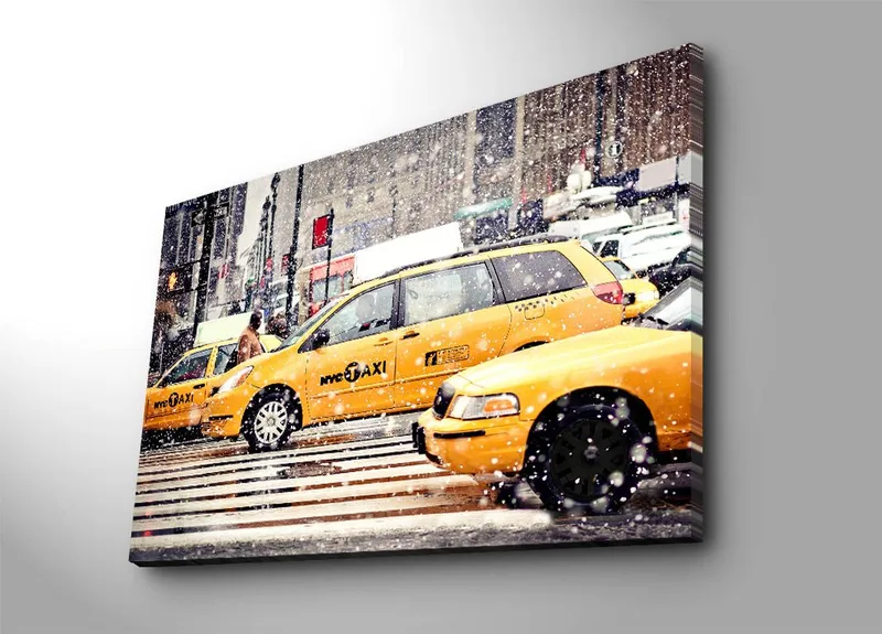 Canvastavla 70x100 cm - Livlig stadsbild med gula taxibilar som kör genom snöfall i New York City - Gul / Svart - Inredning & dekor - Tavlor & konst - Canvastavla