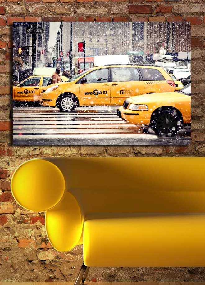 Canvastavla 70x100 cm - Livlig stadsbild med gula taxibilar som kör genom snöfall i New York City - Gul / Svart - Inredning & dekor - Tavlor & konst - Canvastavla