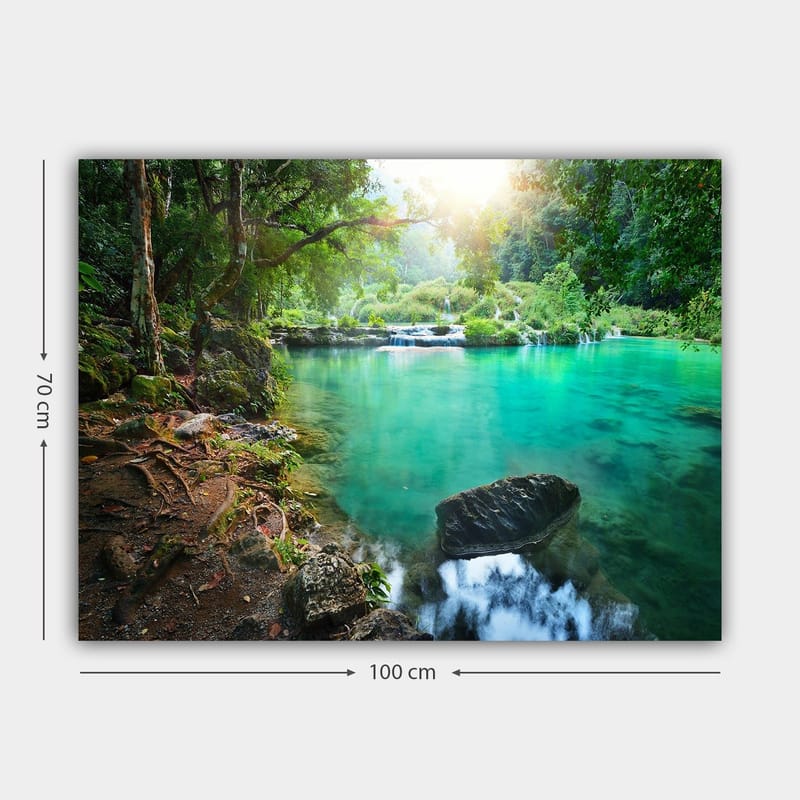 Canvastavla 70x100 cm - Lugn och naturskön vattenfallsscen med klart, turkost vatten omgiven av frodig grönska - Turkos / Grön / Brun - Inredning & dekor - Tavlor & konst - Canvastavla