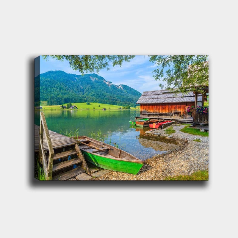 Canvastavla 70x100 cm - Lugn sjöscen med färgglada båtar vid en träbrygga och omgivande gröna berg - Grön / Blå / Brun - Inredning & dekor - Tavlor & konst - Canvastavla