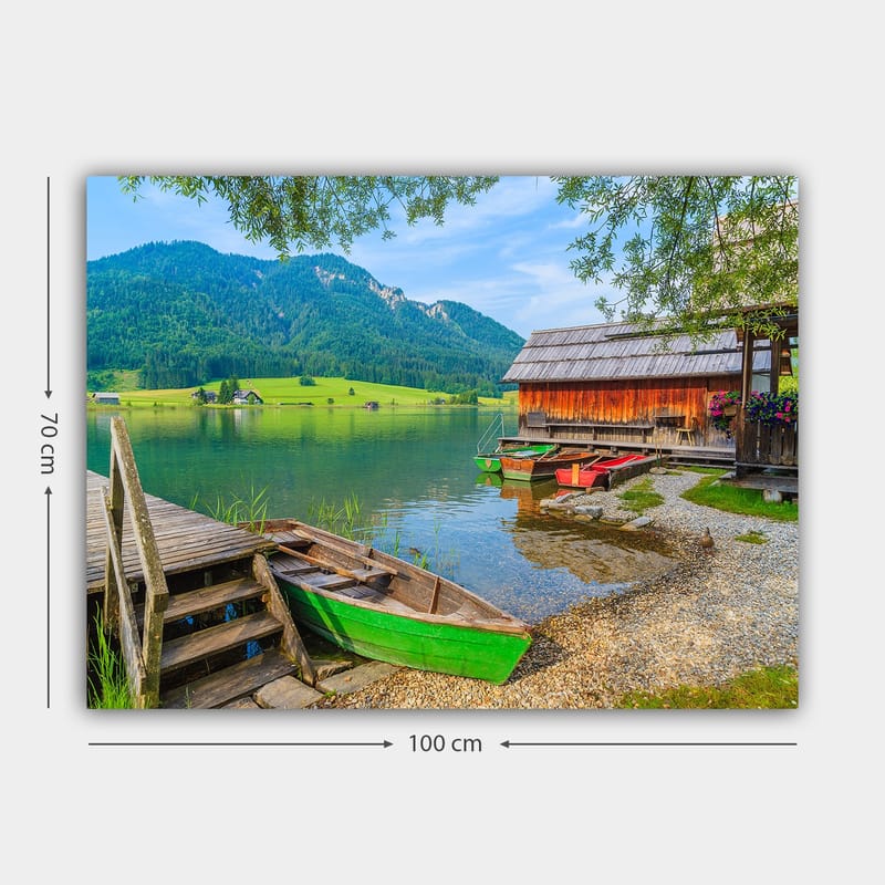 Canvastavla 70x100 cm - Lugn sjöscen med färgglada båtar vid en träbrygga och omgivande gröna berg - Grön / Blå / Brun - Inredning & dekor - Tavlor & konst - Canvastavla