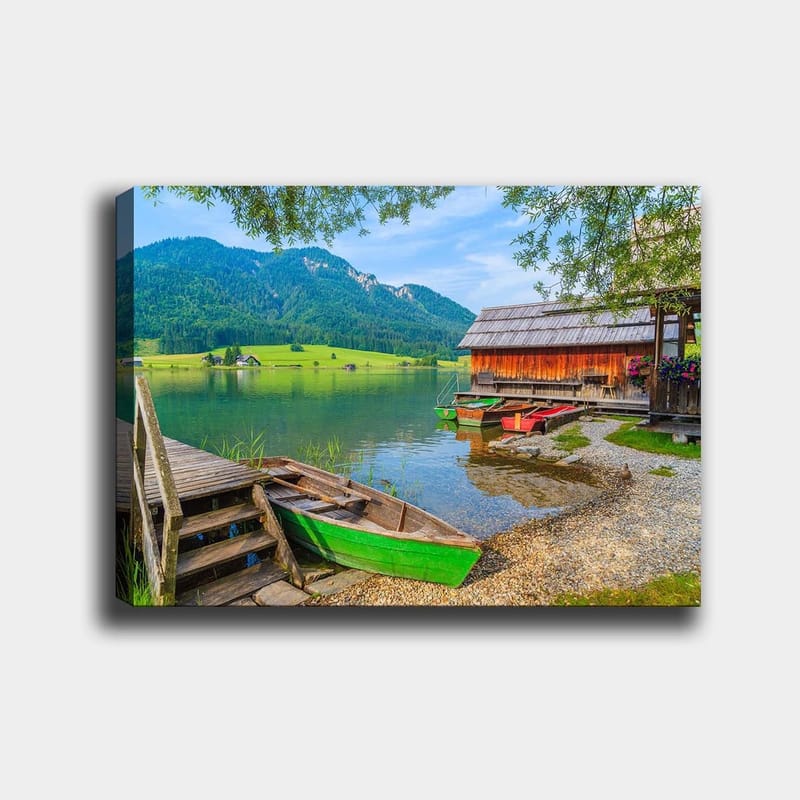 Canvastavla 70x100 cm - Lugn sjöscen med färgglada båtar vid en träbrygga och omgivande gröna berg, Grön / Blå / Brun