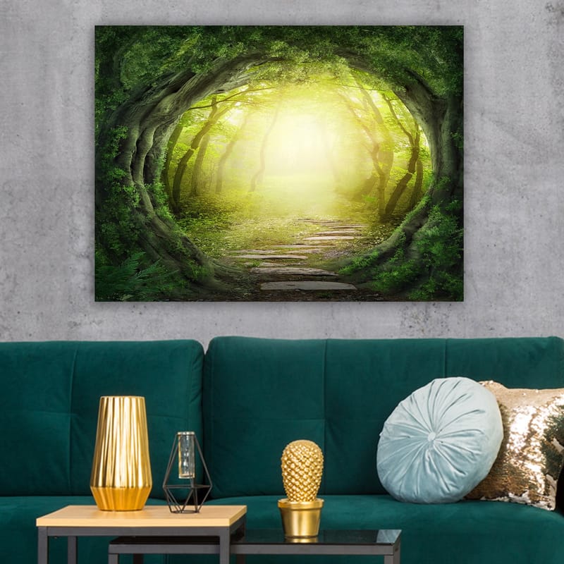 Canvastavla 70x100 cm - Magisk skogsgång med ljus som strålar genom trädens grönska - Grön / Ljusgul - Inredning & dekor - Tavlor & konst - Canvastavla