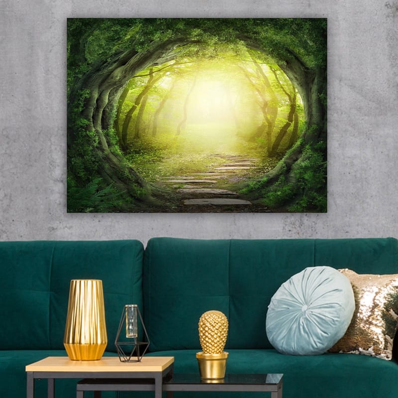 Canvastavla 70x100 cm - Magisk skogsgång med ljus som strålar genom trädens grönska - Grön / Ljusgul - Inredning & dekor - Tavlor & konst - Canvastavla