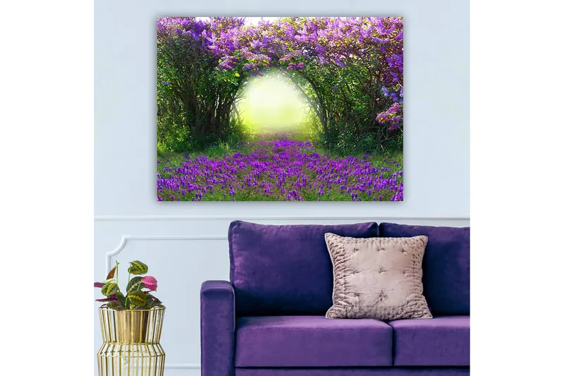 Canvastavla 70x100 cm - Magisk trädgård med lila blommor som leder in i en ljus tunnel av grönska - Lila / Grön / Gul - Inredning & dekor - Tavlor & konst - Canvastavla