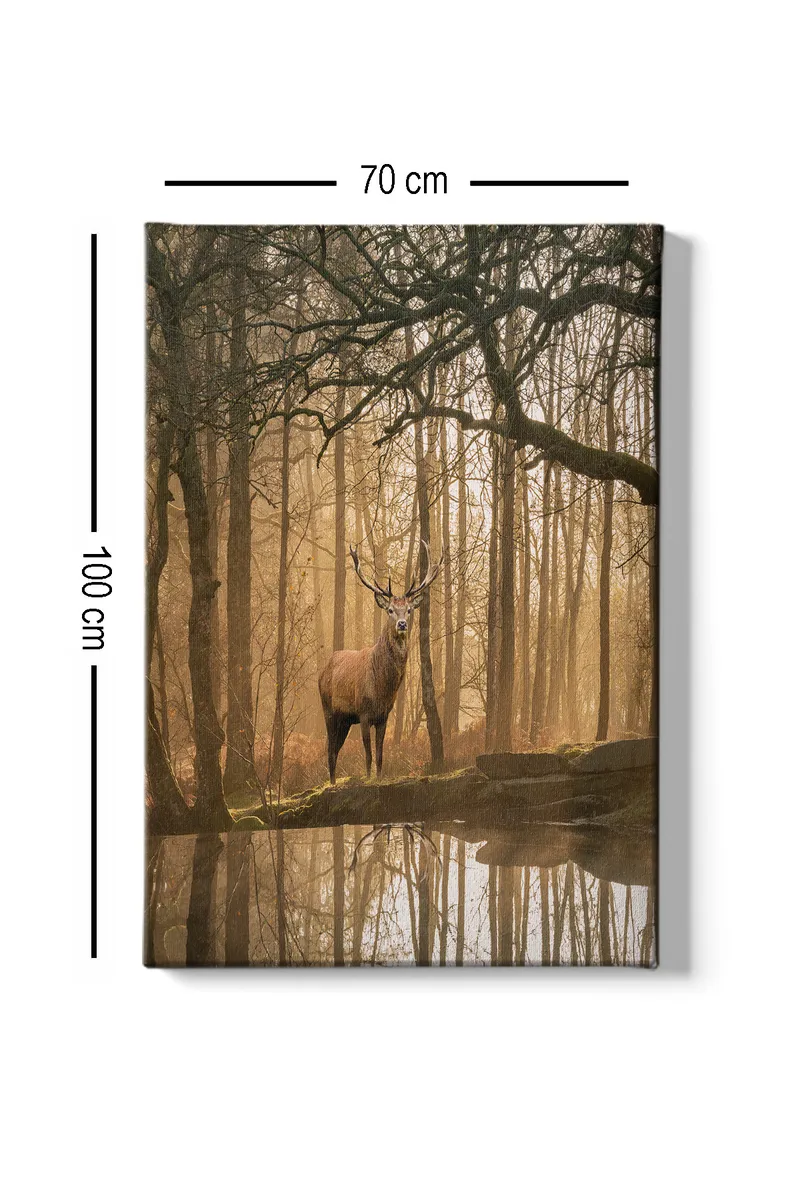 Canvastavla 70x100 cm - Majestätisk älg står vid en spegelblanka sjö omgiven av dimmiga skogar - Brun / Guld / Grön - Inredning & dekor - Tavlor & konst - Canvastavla