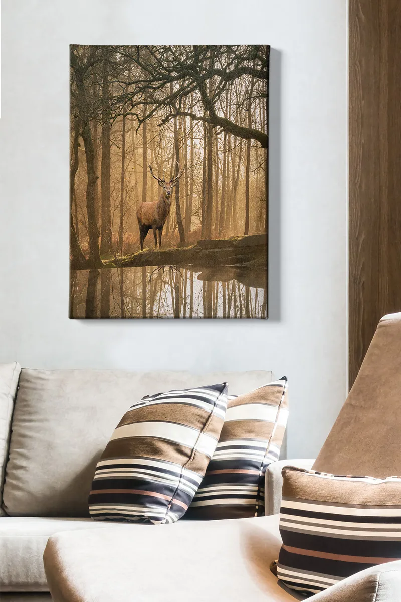 Canvastavla 70x100 cm - Majestätisk älg står vid en spegelblanka sjö omgiven av dimmiga skogar - Brun / Guld / Grön - Inredning & dekor - Tavlor & konst - Canvastavla