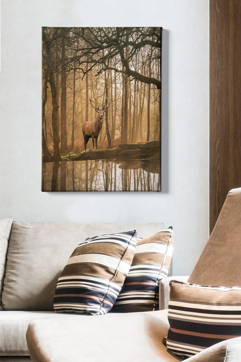 Canvastavla 70x100 cm - Majestätisk älg står vid en spegelblanka sjö omgiven av dimmiga skogar - Brun / Guld / Grön - Inredning & dekor - Tavlor & konst - Canvastavla