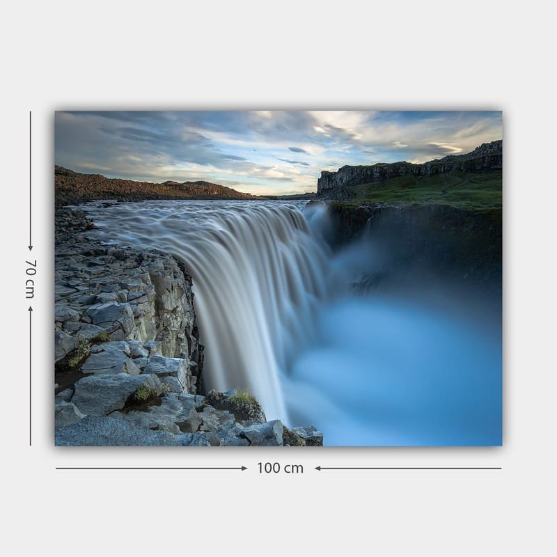 Canvastavla 70x100 cm - Majestätisk vattenfall som strömmar över klippor i en naturskön miljö - Blå / Grå / Vit - Inredning & dekor - Tavlor & konst - Canvastavla