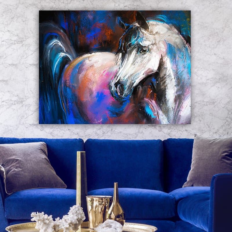 Canvastavla 70x100 cm - Majestätisk vit häst med färgglada detaljer i bakgrunden - Vit / Blå / Rosa - Inredning & dekor - Tavlor & konst - Canvastavla