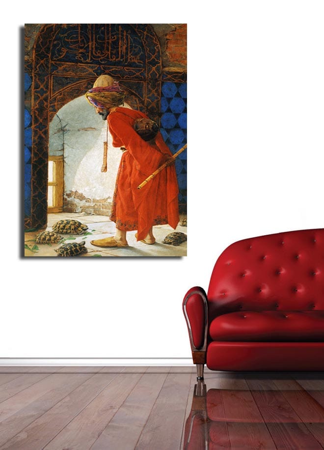 Canvastavla 70x100 cm - Man i röd klädnad som står vid en dörröppning och betraktar sköldpaddor på golvet - Röd / Blå / Beige - Inredning & dekor - Tavlor & konst - Canvastavla