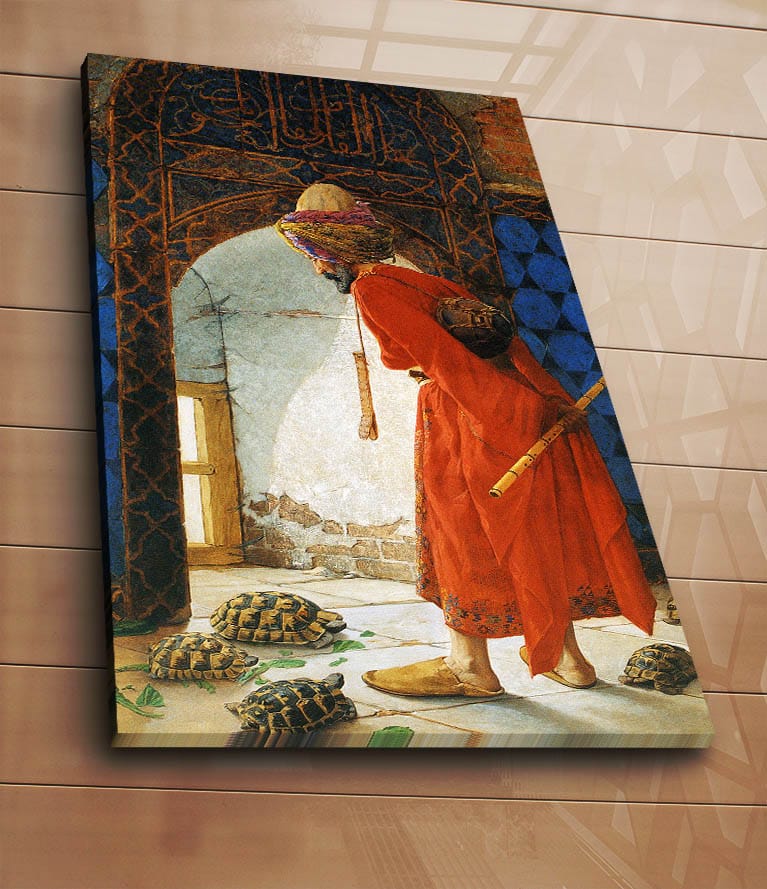 Canvastavla 70x100 cm - Man i röd klädnad som står vid en dörröppning och betraktar sköldpaddor på golvet - Röd / Blå / Beige - Inredning & dekor - Tavlor & konst - Canvastavla