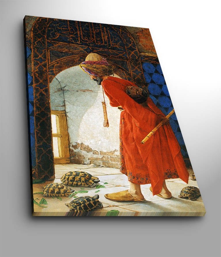 Canvastavla 70x100 cm - Man i röd klädnad som står vid en dörröppning och betraktar sköldpaddor på golvet - Röd / Blå / Beige - Inredning & dekor - Tavlor & konst - Canvastavla