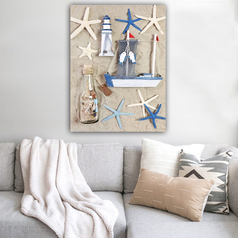 Canvastavla 70x100 cm - Maritim komposition med en båt, en fyr och sjöstjärnor - Blå / Vit / Beige - Inredning & dekor - Tavlor & konst - Canvastavla