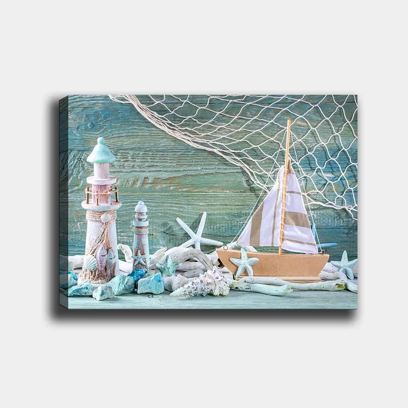 Canvastavla 70x100 cm - Maritim scen med en segelbåt, fyrtorn och sjöstjärnor i en strandmiljö - Blå / Vit / Beige - Inredning & dekor - Tavlor & konst - Canvastavla