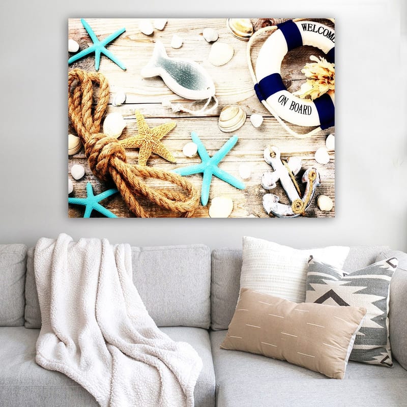Canvastavla 70x100 cm - Maritim stillhet med sjöstjärnor, snäckor och en livboj som skapar en somrig känsla - Turkos / Beige / Gult - Inredning & dekor - Tavlor & konst - Canvastavla