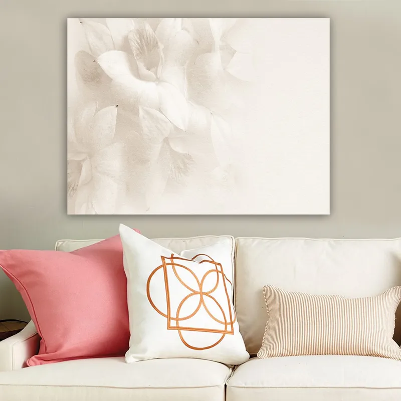 Canvastavla 70x100 cm - Mjuka blommor i subtila nyanser av vitt - Vit / Ljusbeige - Inredning & dekor - Tavlor & konst - Canvastavla