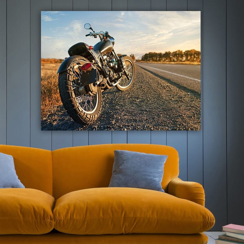 Canvastavla 70x100 cm - Motorcykel som står på en grusväg i solnedgångens ljus - Svart / Orange / Grå - Inredning & dekor - Tavlor & konst - Canvastavla