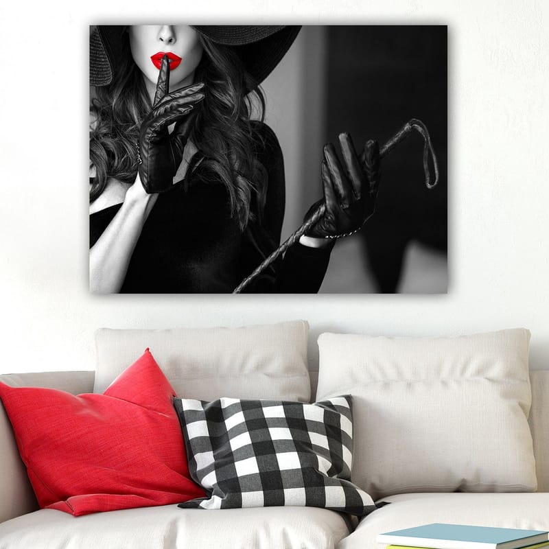 Canvastavla 70x100 cm - Mystisk kvinna med röd läppstift som håller ett finger mot läpparna i en suggestiv pose - Röd / Svart - Inredning & dekor - Tavlor & konst - Canvastavla