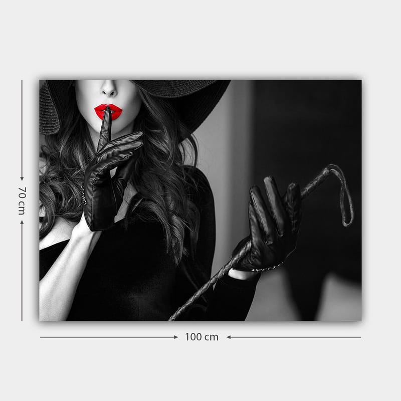 Canvastavla 70x100 cm - Mystisk kvinna med röd läppstift som håller ett finger mot läpparna i en suggestiv pose - Röd / Svart - Inredning & dekor - Tavlor & konst - Canvastavla