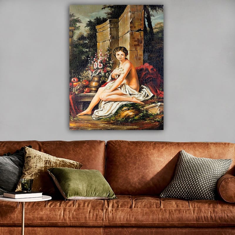 Canvastavla 70x100 cm - Naken kvinna sitter med en vit drapering, omgiven av blommor och frukter i en naturskön miljö - Röd / Grön / Beige - Inredning & dekor - Tavlor & konst - Canvastavla