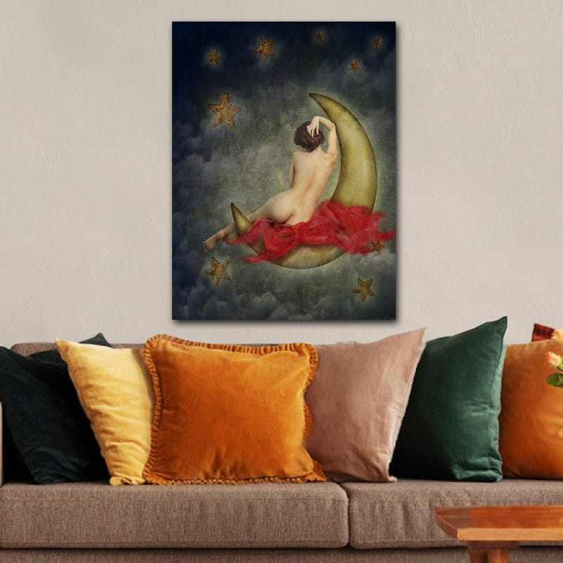 Canvastavla 70x100 cm - Naken kvinna sitter på en halvmåne omgiven av stjärnor och moln - Guld / Röd / Beige - Inredning & dekor - Tavlor & konst - Canvastavla