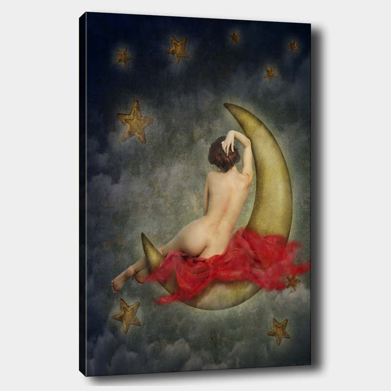 Canvastavla 70x100 cm - Naken kvinna sitter på en halvmåne omgiven av stjärnor och moln, Guld / Röd / Beige