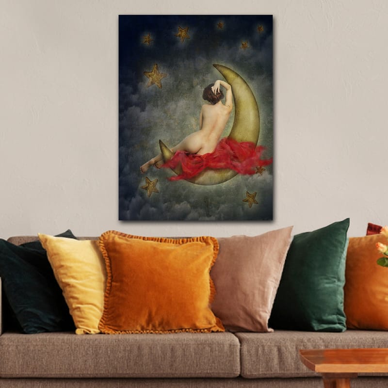 Canvastavla 70x100 cm - Naken kvinna sitter på en halvmåne omgiven av stjärnor och moln - Guld / Röd / Beige - Inredning & dekor - Tavlor & konst - Canvastavla
