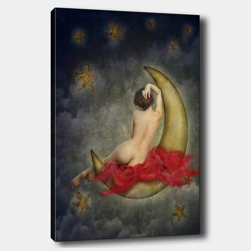 Canvastavla 70x100 cm - Naken kvinna sitter på en halvmåne omgiven av stjärnor och moln, Guld / Röd / Beige