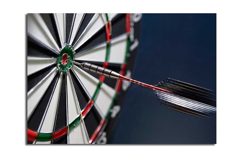 Canvastavla 70x100 cm - Närbild av en darttavla med en pil som träffar mittpunkten - Grön / Röd / Svart - Inredning & dekor - Tavlor & konst - Canvastavla