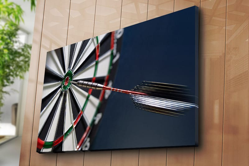 Canvastavla 70x100 cm - Närbild av en darttavla med en pil som träffar mittpunkten - Grön / Röd / Svart - Inredning & dekor - Tavlor & konst - Canvastavla