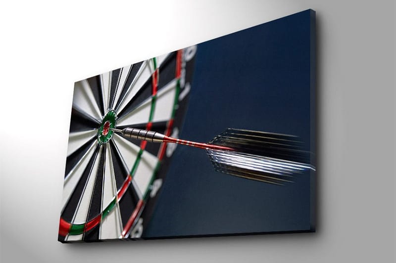 Canvastavla 70x100 cm - Närbild av en darttavla med en pil som träffar mittpunkten - Grön / Röd / Svart - Inredning & dekor - Tavlor & konst - Canvastavla