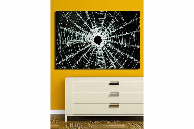 Canvastavla 70x100 cm - Närbild av en sprucken glasruta med ett centralt hål och sprickor som sträcker sig utåt - Svart / Genomskinlig - Inredning & dekor - Tavlor & konst - Canvastavla