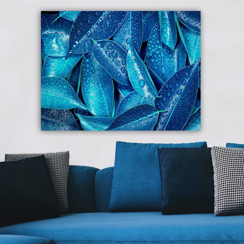 Canvastavla 70x100 cm - Närbild av vattendroppar på gröna blad som skapar en fräsch och livfull känsla - Blå / Turkos - Inredning & dekor - Tavlor & konst - Canvastavla