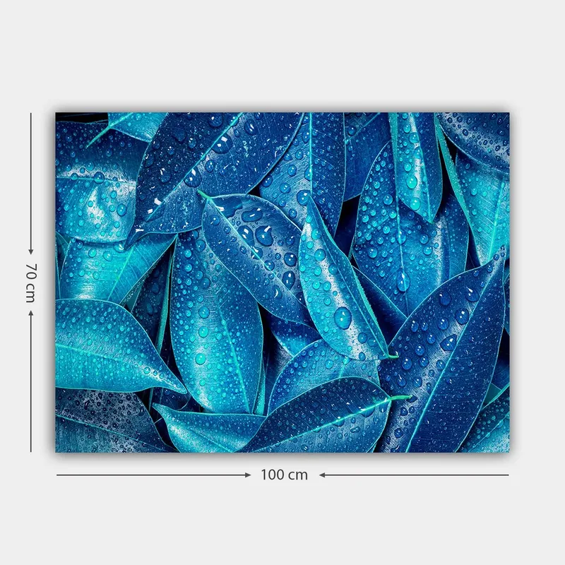 Canvastavla 70x100 cm - Närbild av vattendroppar på gröna blad som skapar en fräsch och livfull känsla - Blå / Turkos - Inredning & dekor - Tavlor & konst - Canvastavla