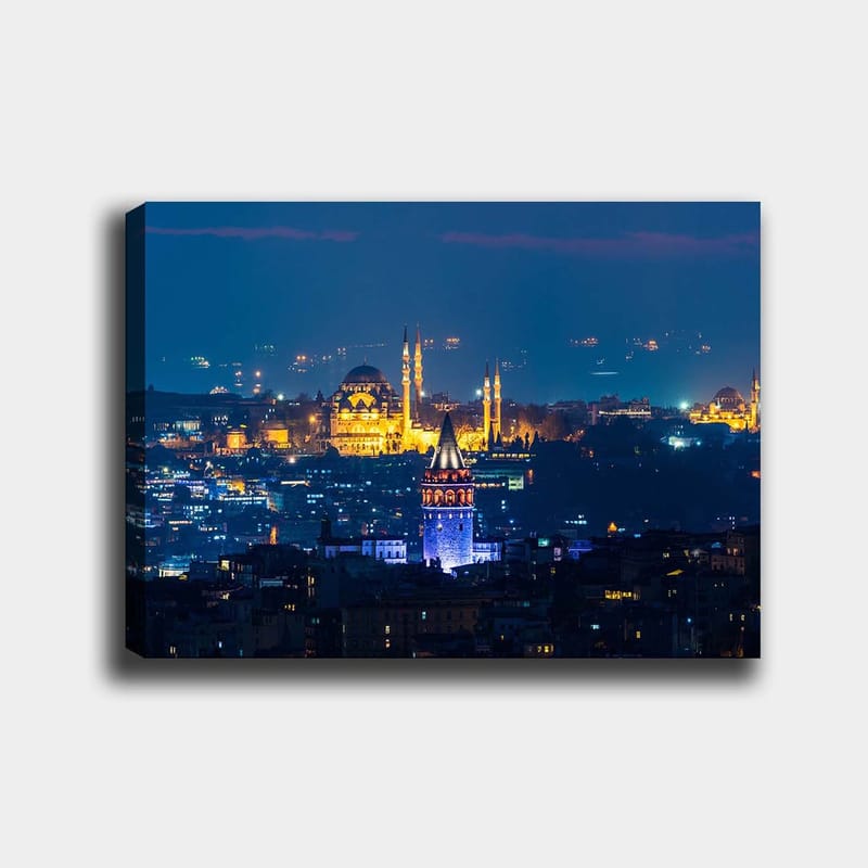 Canvastavla 70x100 cm - Nattvy över Istanbul med framträdande historiska byggnader och ljus som lyser upp staden - Mörkblå / Guld / Lila - Inredning & dekor - Tavlor & konst - Canvastavla