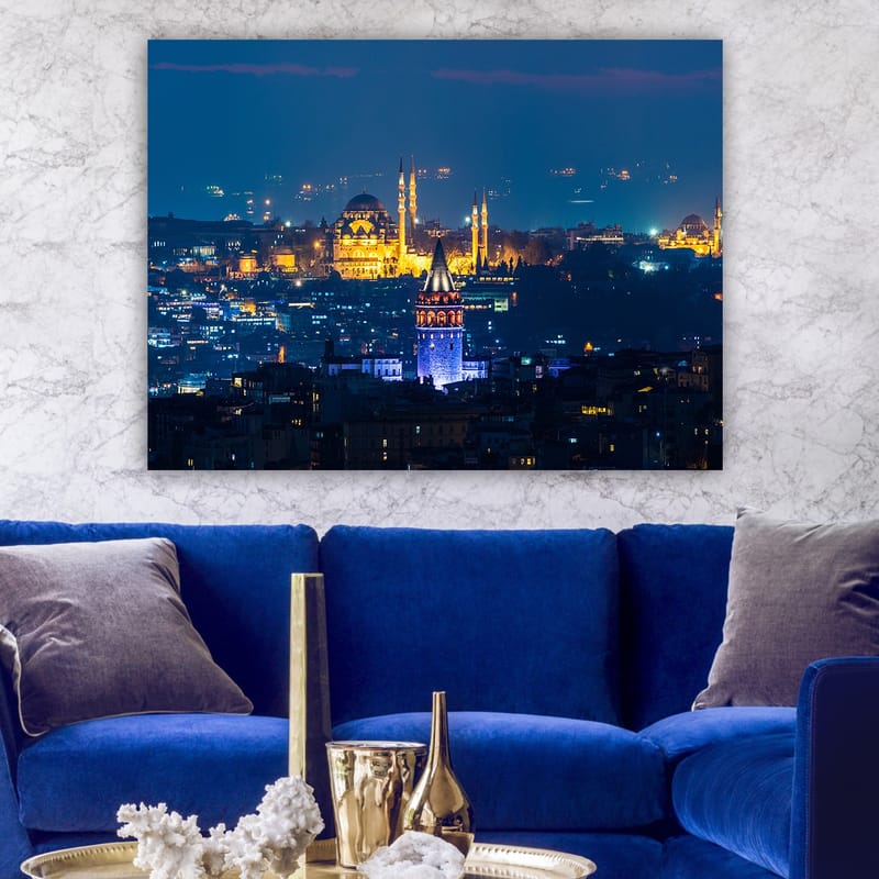 Canvastavla 70x100 cm - Nattvy över Istanbul med framträdande historiska byggnader och ljus som lyser upp staden - Mörkblå / Guld / Lila - Inredning & dekor - Tavlor & konst - Canvastavla
