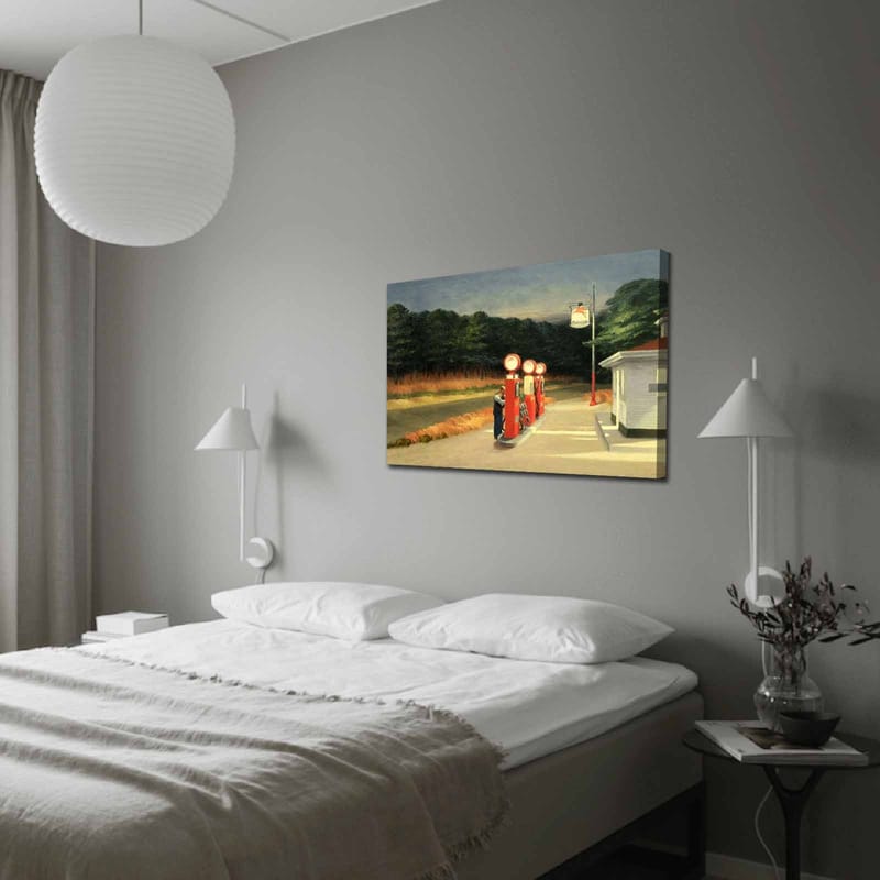 Canvastavla 70x100 cm - Nostalgisk bensinstation med vintage pumpar i en naturskön miljö, Röd / Grön / Blå