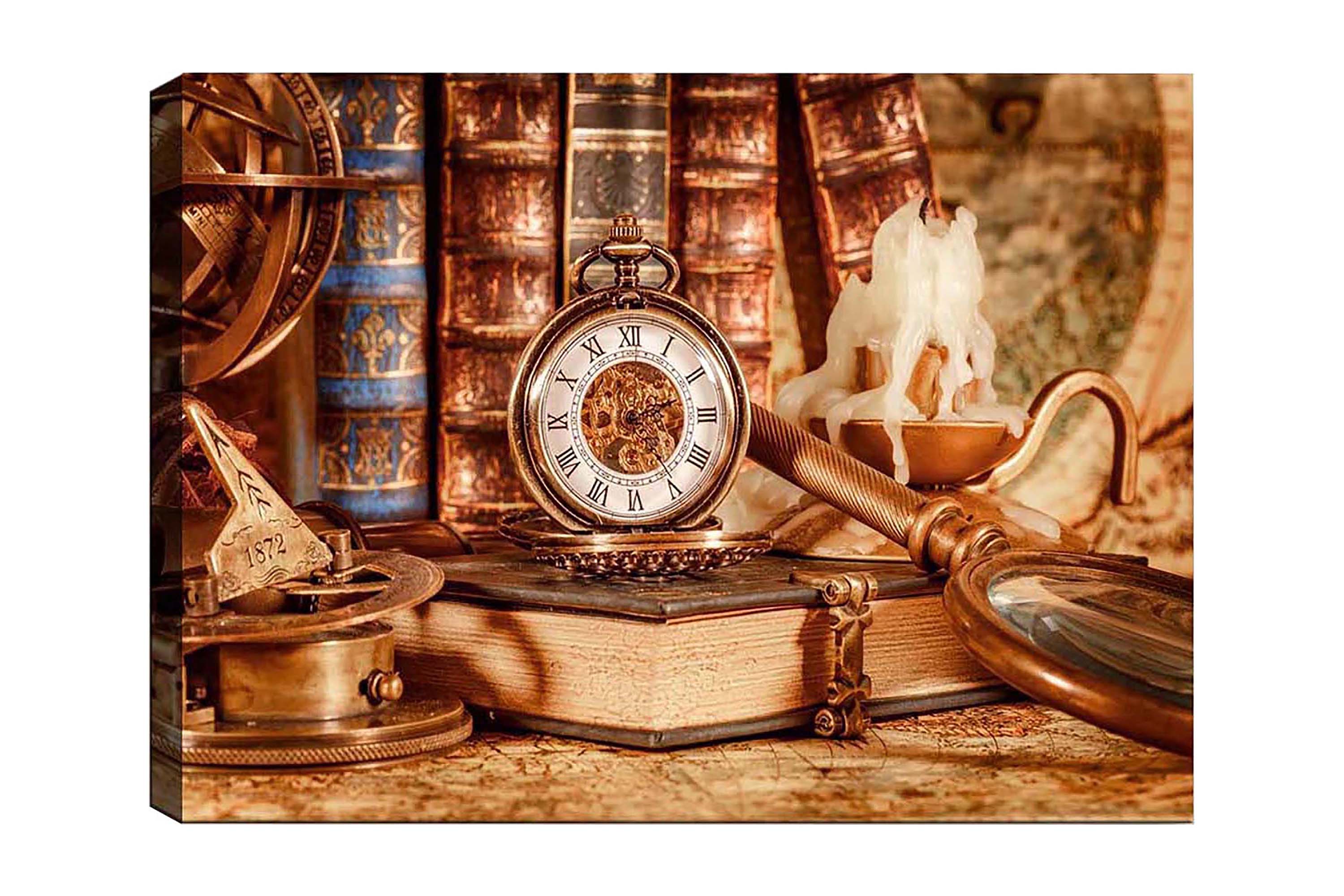 Canvastavla 70x100 cm - Nostalgisk samling av antika föremål inklusive en fickur, böcker och en ljusstake - Guld / Brunt / Beige