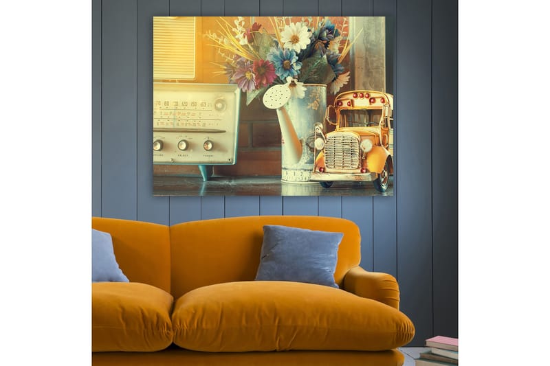 Canvastavla 70x100 cm - Nostalgisk stillhet med en gammaldags radio, en vattenkanna och en leksaksbil i en charmig inredning - Gult / Blått / Vitt - Inredning & dekor - Tavlor & konst - Canvastavla