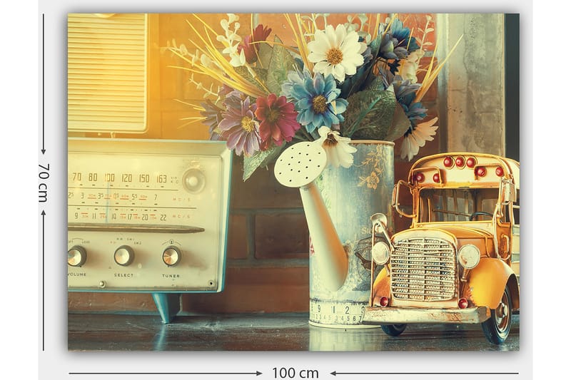 Canvastavla 70x100 cm - Nostalgisk stillhet med en gammaldags radio, en vattenkanna och en leksaksbil i en charmig inredning - Gult / Blått / Vitt - Inredning & dekor - Tavlor & konst - Canvastavla