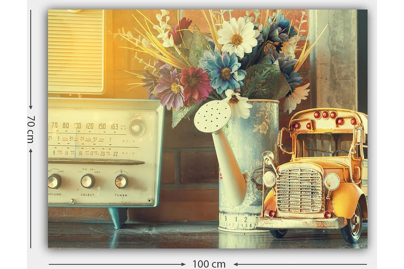 Canvastavla 70x100 cm - Nostalgisk stillhet med en gammaldags radio, en vattenkanna och en leksaksbil i en charmig inredning - Gult / Blått / Vitt - Inredning & dekor - Tavlor & konst - Canvastavla