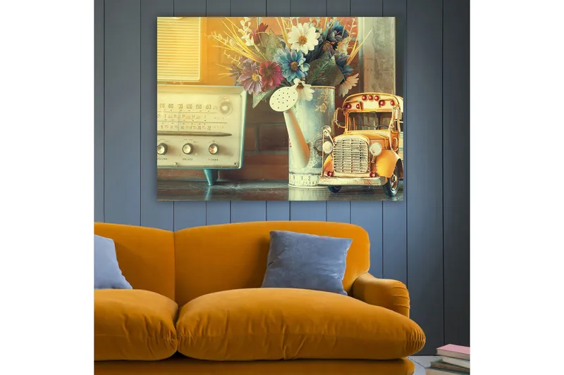 Canvastavla 70x100 cm - Nostalgisk stillhet med en gammaldags radio, en vattenkanna och en leksaksbil i en charmig inredning - Gult / Blått / Vitt - Inredning & dekor - Tavlor & konst - Canvastavla
