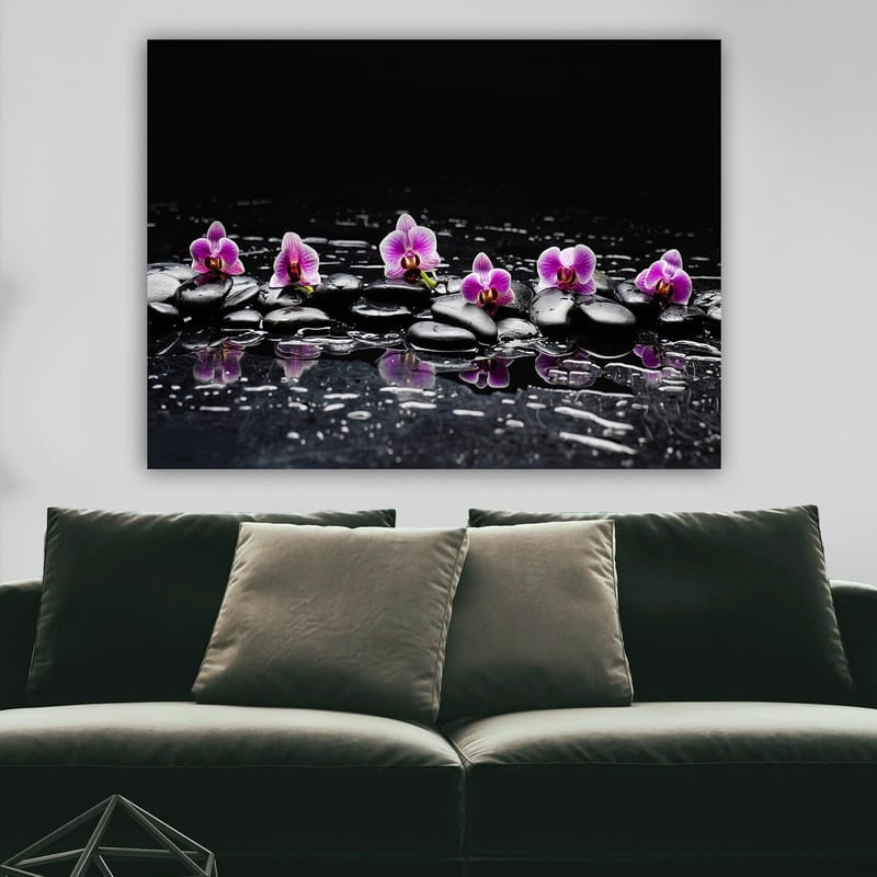 Canvastavla 70x100 cm - Rad av lila orkidéer som vilar på svarta stenar med reflektioner i vatten - Lila / Svart - Inredning & dekor - Tavlor & konst - Canvastavla