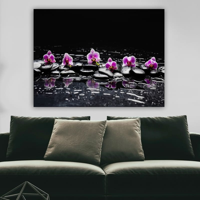 Canvastavla 70x100 cm - Rad av lila orkidéer som vilar på svarta stenar med reflektioner i vatten - Lila / Svart - Inredning & dekor - Tavlor & konst - Canvastavla