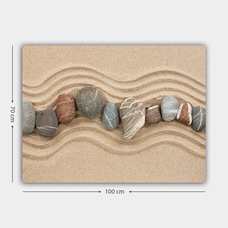 Canvastavla 70x100 cm - Rad av släta stenar placerade på en sandig yta med vågiga mönster - Sandbeige / Grå / Rödbrun - Inredning & dekor - Tavlor & konst - Canvastavla